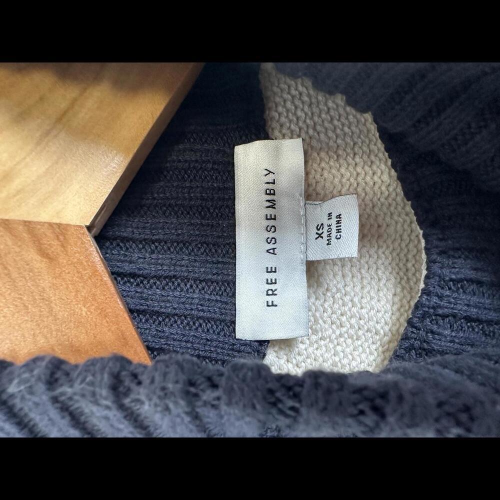 Free Assembly Womens Fair Isle Ski Resort Sweater Navy Neutral Size XS - Picture 3 of 5